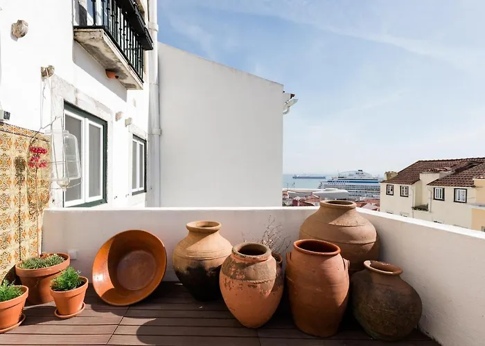 Alfama Terrace River And Historic View Spacious And Charming Ground Floor 18th Century Building * ליסבון